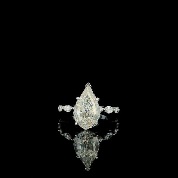 Solitair step cut pear diamond ring