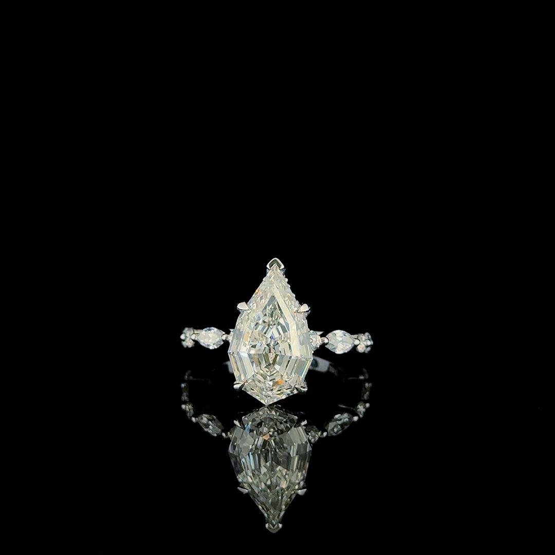 Solitair step cut pear diamond ring